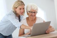 femme-aide-personne-agee-ordinateur