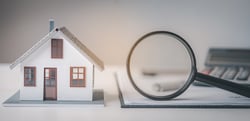 maison-miniature-loupe-calculette-rapport