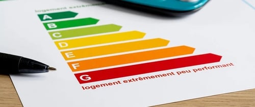 etiquette-diagnostic-performance-energetique-dpe-crayon-calculette-passoire - recadré
